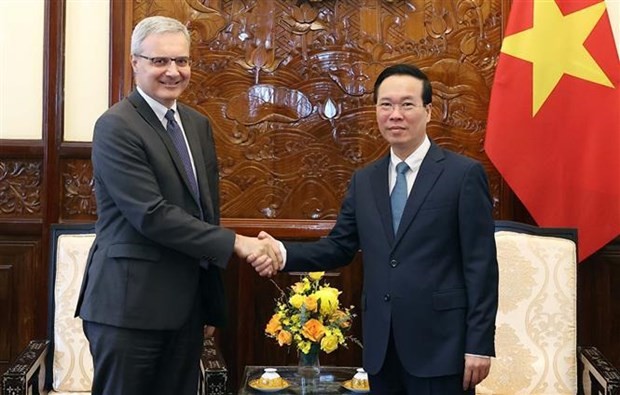 El presidente de Vietnam, Vo Van Thuong, recibe al embajador de Francia en Hanoi, Nicolas Warnery (Foto: VNA)