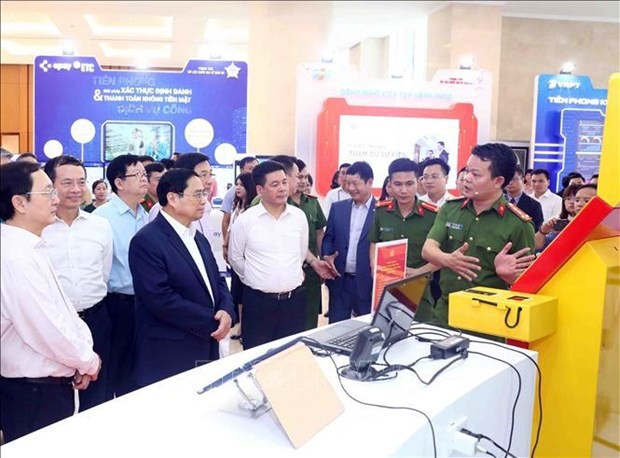 El primer ministro de Vietnam, Pham Minh Chinh, y los delegados visiten la exhibición de modelos de la transformación digital (Foto:VNA)