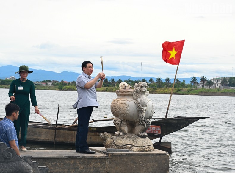 Dinh Hue realiza una ceremonia de flotar farolillos y guirnaldas de flores en el río Thach Han en memoria de los héroes nacionales.