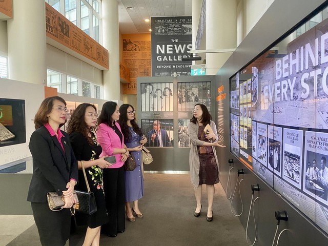 La viceministra vietnamita de Cultura, Deportes y Turismo, Trinh Thi Thuy, visita la Biblioteca Nacional de Singapur (Foto: toquoc.vn)
