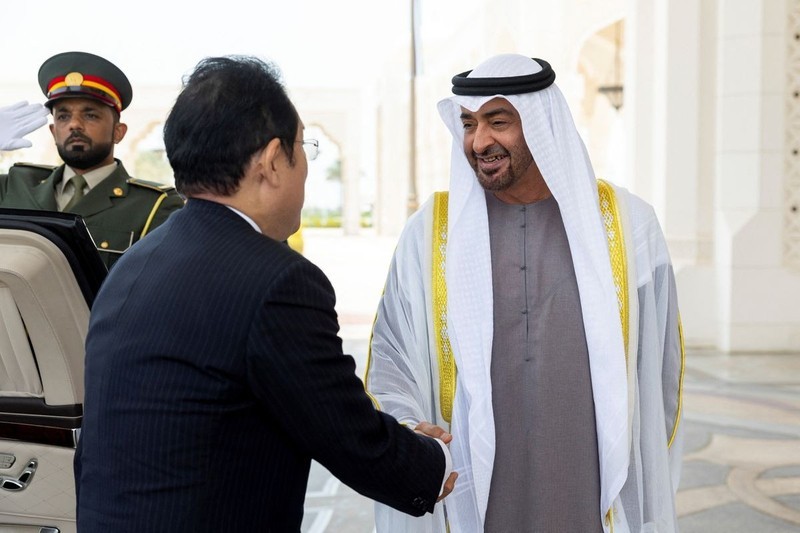 El presidente de EAU, Sheikh Mohamed bin Zayed Al Nahyan, recibe al primer ministro de Japón, Fumio Kishida, el 17 de julio de 2023. (Foto: Reuters)