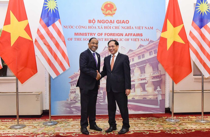 El ministro de Relaciones Exteriores de Vietnam, Bui Thanh Son, y su par malasio, Zambry Abdul Kadir.