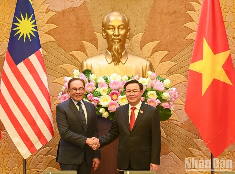 El presidente de la Asamblea Nacional vietnamita, Vuong Dinh Hue, y el primer ministro de Malasia, Anwar Ibrahim.
