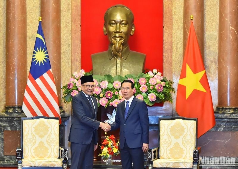 El presidente vietnamita, Vo Van Thuong, y el primer ministro de Malasia, Anwar Ibrahim, en la reunión.