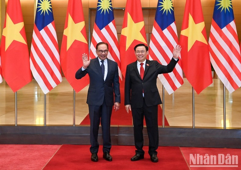 El presidente de la Asamblea Nacional de Vietnam, Vuong Dinh Hue (derecha) y el primer ministro de Malasia, Anwar Ibrahim (Foto: Nhan Dan)