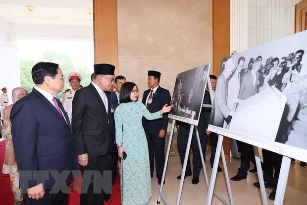 El primer ministro vietnamita, Pham Minh Chinh, y su homólogo de Malasia, Anwar Ibrahim, visitaron la exposición fotográfica de la Agencia Vietnamita de Noticias (Foto:VNA)