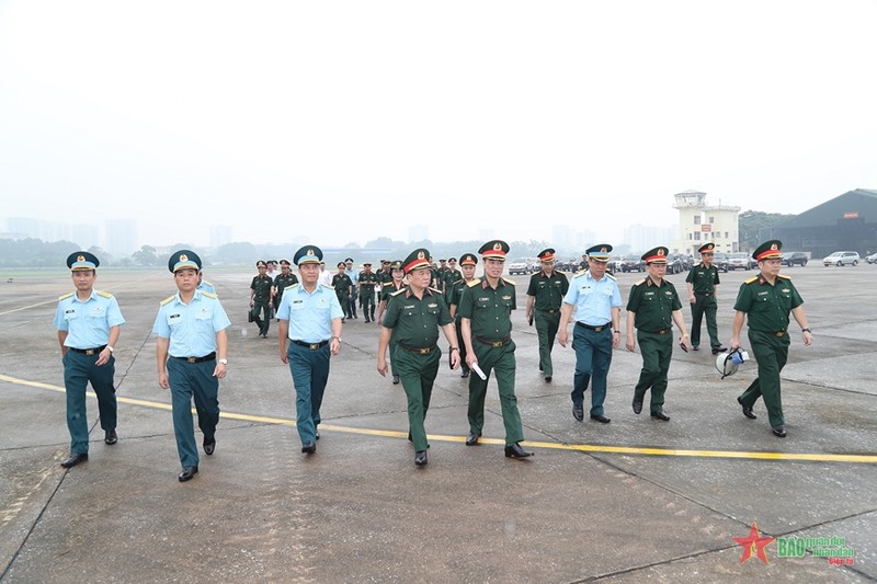 La delegación del Ministerio de Defensa realiza la visita de inspección en el aeropuerto de Gia Lam (Foto: qdnd.vn)