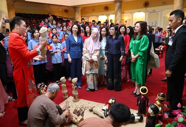 La esposa del primer ministro vietnamita, Pham Minh Chinh, Le Thi Bich Tran, y la esposa del primer ministro de Malasia, Anwar Ibrahim, Dato' Seri Dr. Wan Azizah binti Dr. Wan Ismail, en el Teatro de Arte Contemporáneo (Foto:VNA)