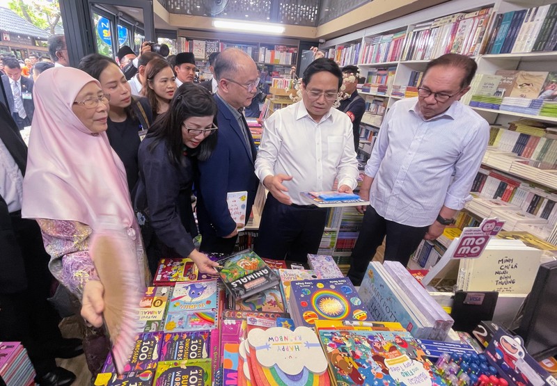 El primer ministro de Vietnam, Pham Minh Chinh, y su homólogo malasio, Anwar Ibrahim, visitan la calle de libros. (Foto: VNA)