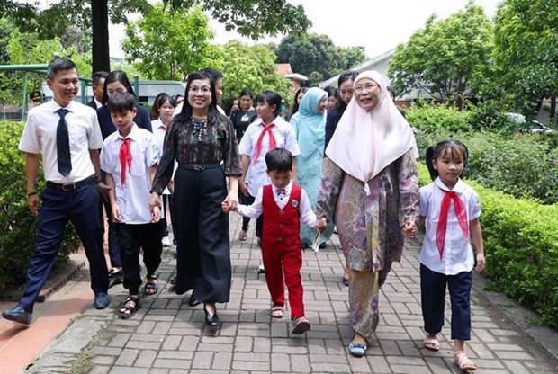Las cónyuges de los premieres de Vietnam, Le Thi Bich Tran, y de Malasia, Dato’ Seri Dr. Wan Azizah binti Dr. Wan Ismail, realizaron una visita en la Aldea Infantil SOS en Hanói (Foto: VNA)