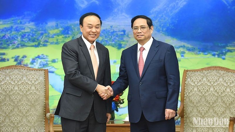 El primer ministro de Vietnam, Pham Minh Chinh, recibió en Hanoi el ministro de Salud de Laos, Bounfeng Phoummalaysith (Foto: Nhan Dan)
