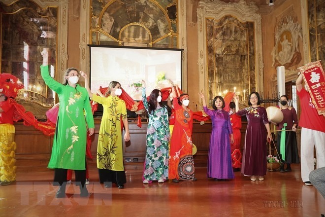 Una actuación artística en el programa "Alma de Vietnam" celebrado en Italia el 25 de febrero de 2022 (Foto: VNA)