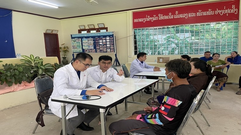 Médicos vietnamitas ofrecen chequeos médicos gratuitos para personas necesitadas en Laos 