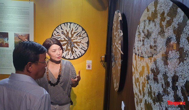Turistas visitan exposición de pintura de laca (Foto: toquoc.vn)