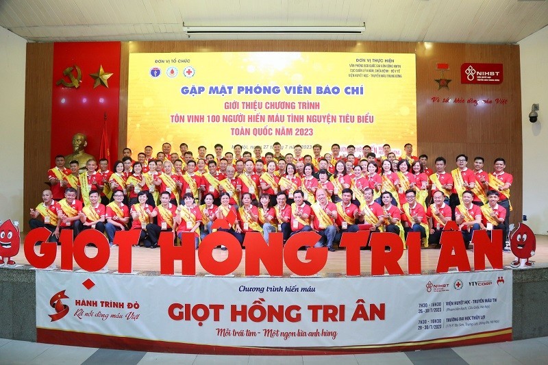 Honran en Vietnam a 100 donantes de sangre más destacados