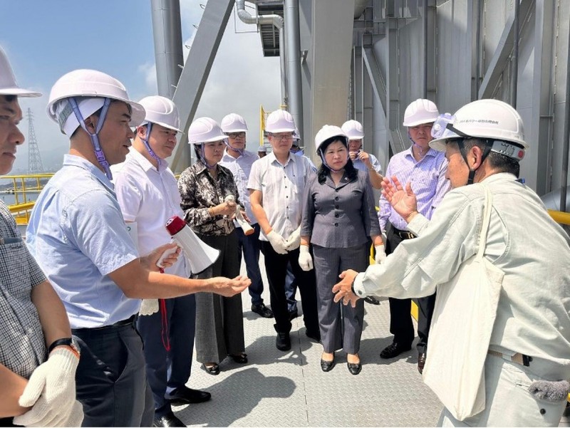 La delegación visita el modelo de producción de energía de biomasa en la planta generadora Kanda Bio Power