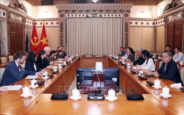 El vicepresidente del Comité Popular de Ciudad Ho Chi Minh Vo Van Hoan recibió al ministro de Estado de Seguridad Energética y Cero Neto de Reino Unido, Graham Stuart (Foto: VNA)