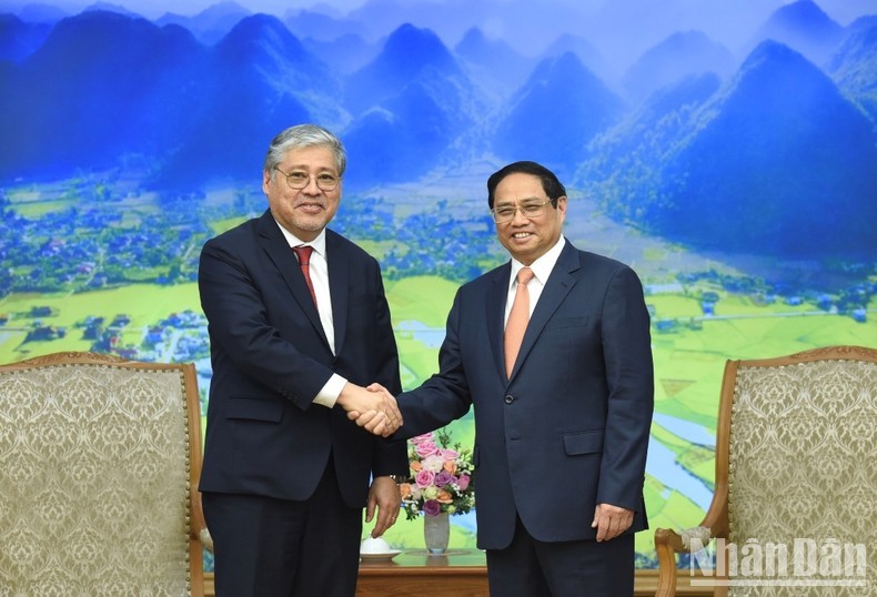 El primer ministro vietnamita, Pham Minh Chinh, recibe al ministro de Relaciones Exteriores de Filipinas, Enrique Manalo.