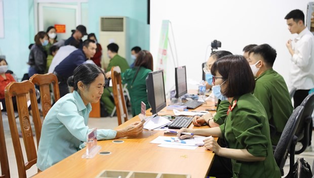 Policia elabora documentos de identificación personal para ciudadanos (Foto: hanoimoi.com.vn)