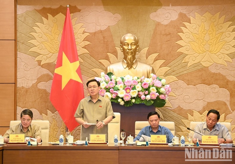 El titular del Parlamento vietnamita, Vuong Dinh Hue, pronuncia discurso de apertura.