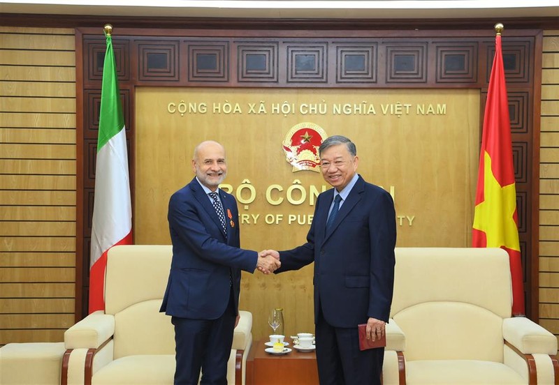 El Ministro de Seguridad Pública de Vietnam, To Lam, felicitó al embajador saliente de Italia, Antonio Alessandro, por completar con éxito su mandato en Vietnam (Foto: cand.com.vn)