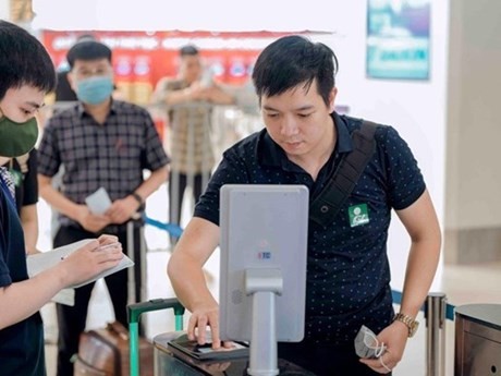 Pasajeros utilizan la aplicación de identificación electrónica VNeID de nivel 2 para check-in en vuelos domésticos (Foto:Vietnam+)