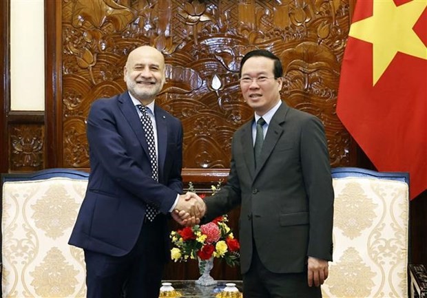 El presidente de Vietnam, Vo Van Thuong, recibe en Hanoi al embajador de Italia, Antonio Alessandro. (Foto: VNA)