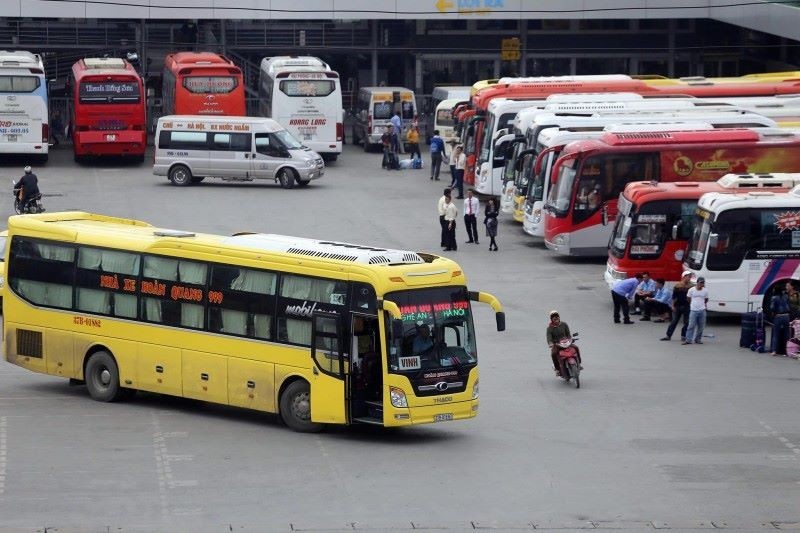 Pasajeros pueden comprar billetes en la estación de autobuses de Nuoc Ngam.