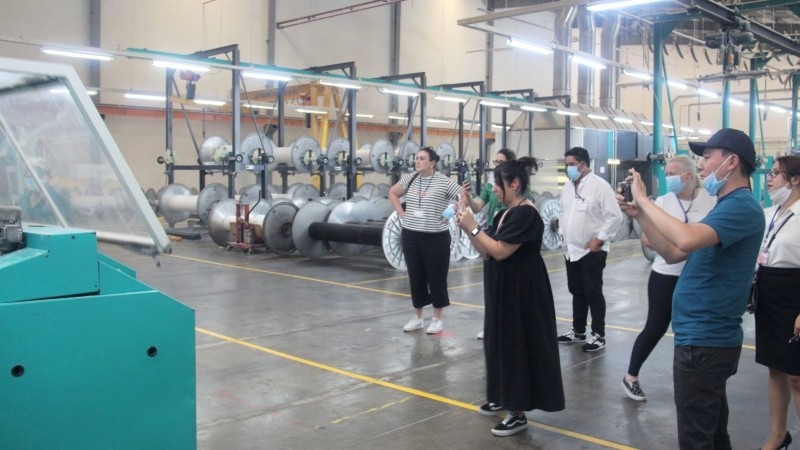 La delegación australiana visita la fábrica de hilados de la sociedad anónima Vinatex Phu Hung.