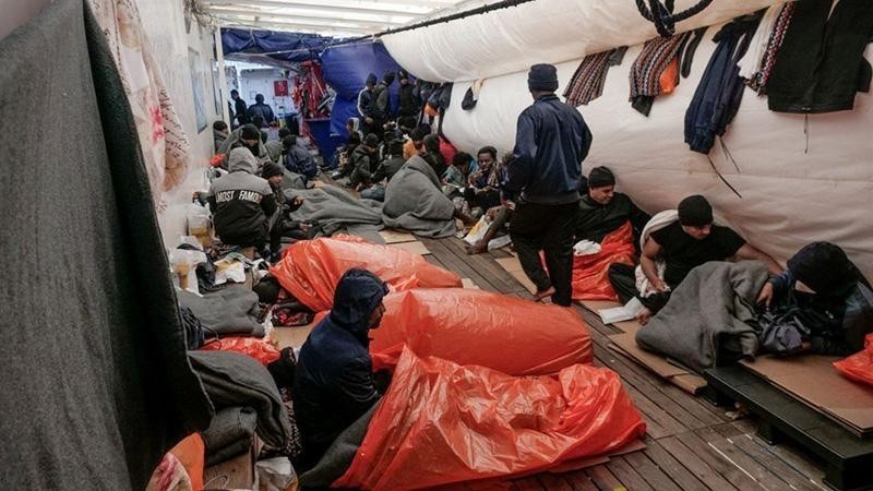 Migrantes duermen en la cubierta del barco de rescate Ocean Viking en el Mar Mediterráneo el 6 de noviembre de 2022 (Foto: SOS Mediterranee/Reuters)