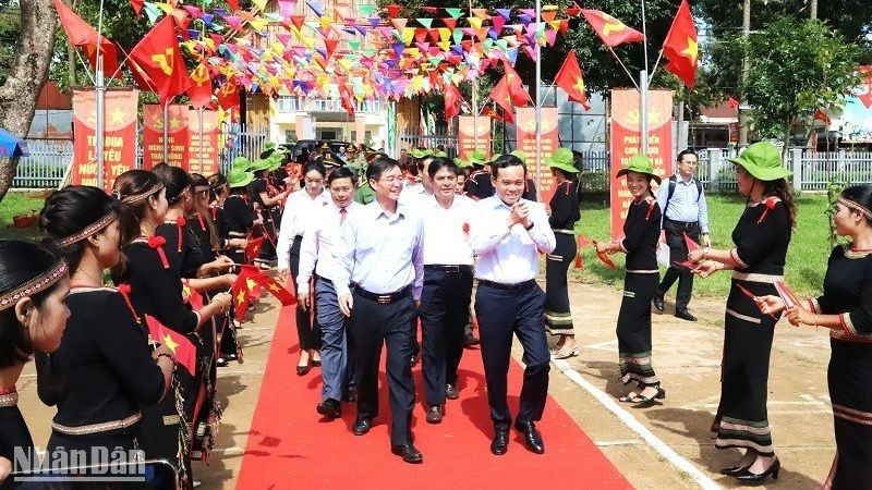 Las minorías étnicas de la comuna de Ea Tul dan la bienvenida al viceprimer ministro vietnamita Tran Luu Quang.