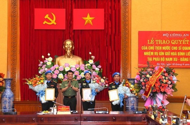 El viceministro de Seguridad Pública Luong Tam Quang entregó la decisión del Presidente de Estado a oficiales (Foto:CAND.COM.VN)