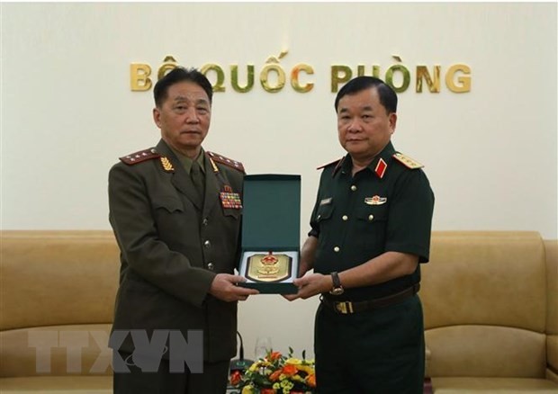 El viceministro de Defensa de Vietnam, coronel general Hoang Xuan Chien (derecha), y el agregado militar de Corea del Norte en Vietnam, coronel Kim Myong Chol (Foto:VNA)