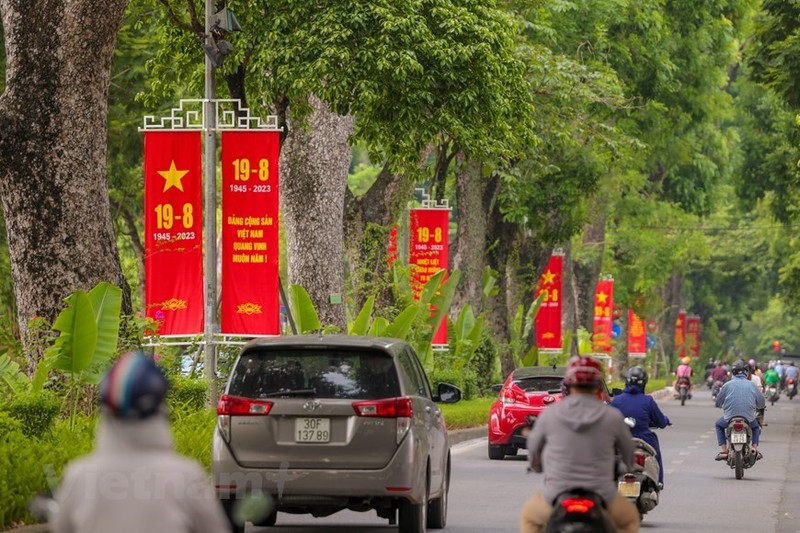 Calles de Hanói decoradas en conmemoración de Revolución de Agosto