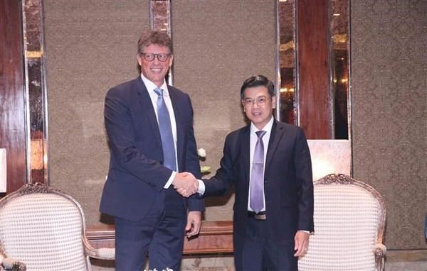 El vicepresidente del Consejo Popular municipal, Nguyen Van Dung recibe a Matthias Rebellius, miembro de la Junta Directiva de Siemens AG y director ejecutivo de Smart Infrastructure (Foto: VNA)