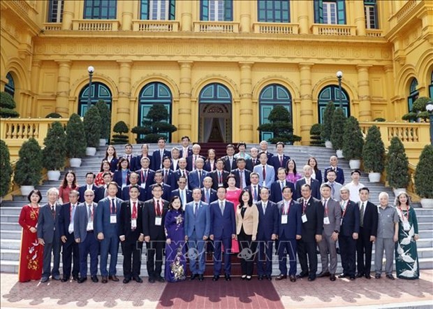 El presidente de Vietnam, Vo Van Thuong, y los delegados (Foto: VNA)