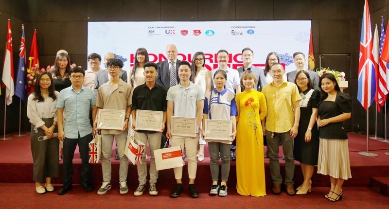 Los concursantes reciben premios en un concurso de oratoria para celebrar el 70 aniversario del ascenso al trono de la reina Isabel II (Foto: hanoimoi.com.vn).