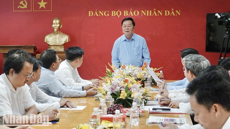 Nguyen Trong Nghia, jefe de la Comisión de Comunicación y Educación del Partido, habla en la cita