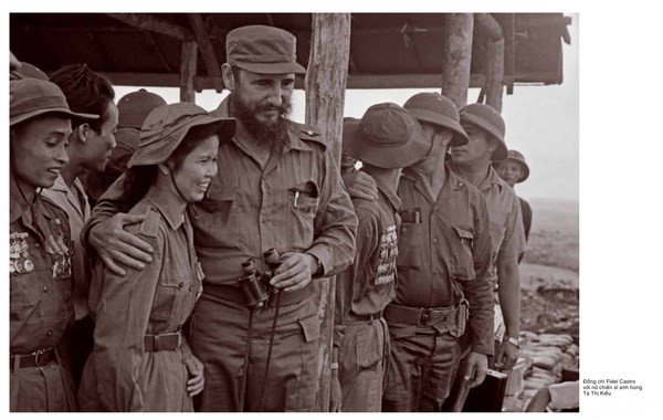 El líder cubano Fidel Castro con la heroína Ta Thi Kieu. (Foto :VNA)