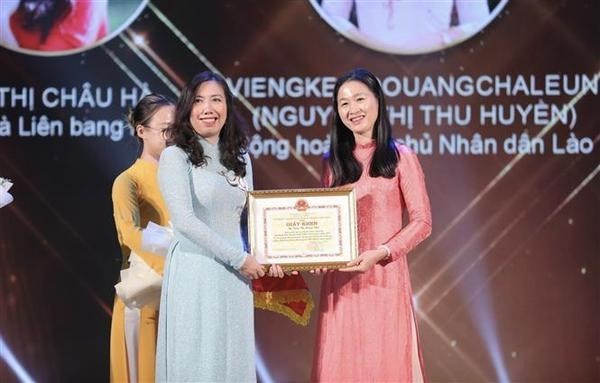 La viceministra de Relaciones Exteriores, Le Thi Thu Hang, jefa del Comité Estatal para los Vietnamitas en el Extranjero, entrega Certificados a ganadores (Foto: VNA)