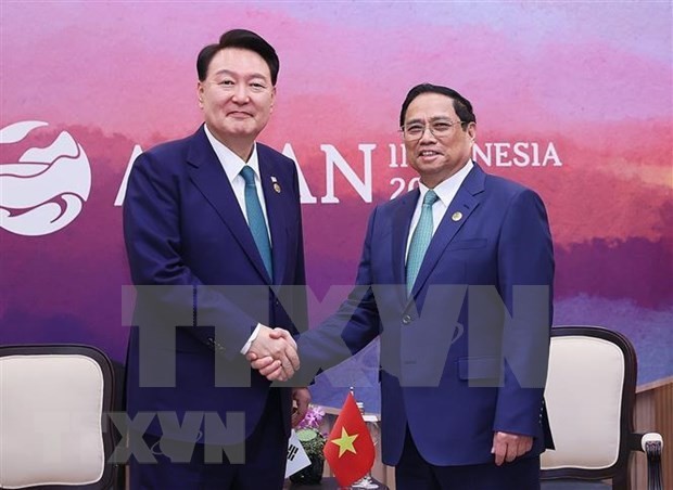 El primer ministro vietnamita, Pham Minh Chinh, (izquierda) se reúne con el presidente surcoreano, Yoon Suk Yeol. (Foto: VNA)