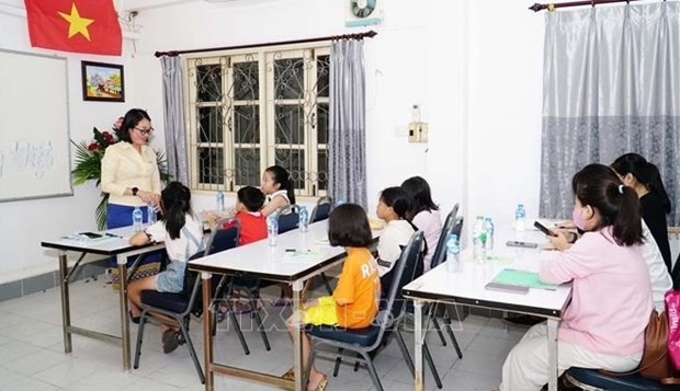 Una clase del idioma vietnamita para niños vietnamitas en Laos. (Foto: VNA)