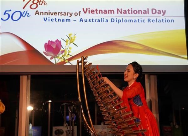 Actuación única de instrumentos musicales tradicionales vietnamitas en la celebración en Australia. (Foto: VNA)