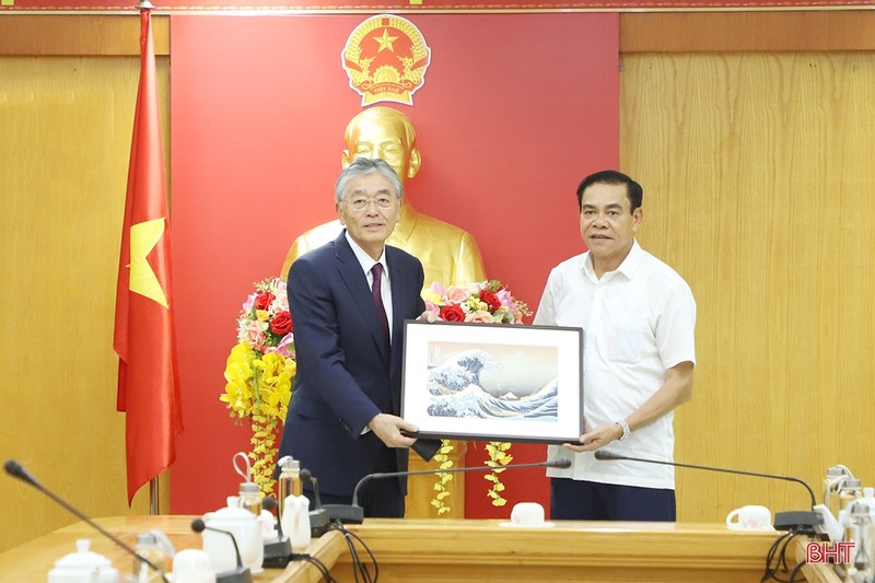 La Sociedad Anónima de EREX entrega regalo al Comité Popular de provincia de Ha Tinh (Foto: baohatinh.vn)