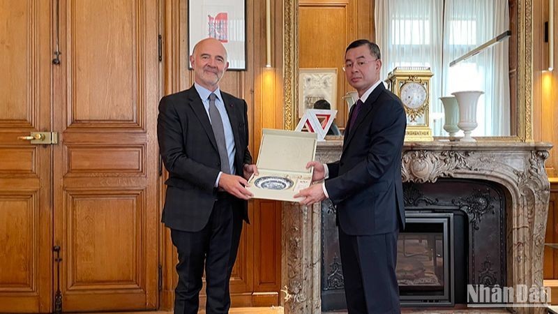 El auditor general estatal de Vietnam, Ngo Van Tuan, y el primer presidente del Tribunal de Cuentas francés, Pierre Moscovici.