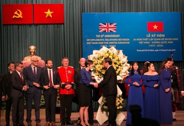 En la ceremonia por el 50 aniversario del establecimiento de relaciones diplomáticas entre Vietnam y el Reino Unido (1973-2023). (Foto: VNA)