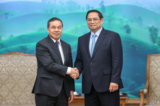 El primer ministro Pham Minh Chinh (derecha) y el embajador de Laos en Vietnam, Sengphet Houngboungnuang. (Foto: baochinhphu.vn)