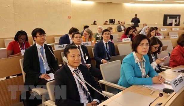 La embajadora Le Thi Tuyet Mai y la delegación vietnamita en un debate general sobre el Informe actualizado del Alto Comisionado de la ONU para los Derechos Humanos, Volker Türk, sobre la situación de derechos humanos en el mundo. (Foto: VNA)