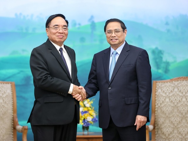 El primer ministro Pham Minh Chinh recibe al ministro de Planificación e Inversión de Laos, Khamchen Vongphosy. (Foto: VNA)