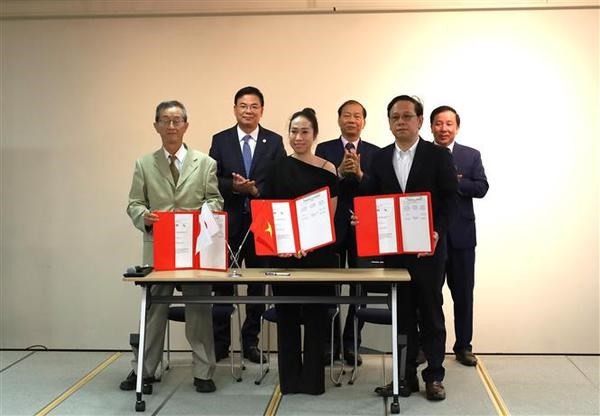 Ceremonia de firma de acuerdo entre las empresas Saigontel de Vietnam y Valley Campus de Japón (Foto: VNA)
